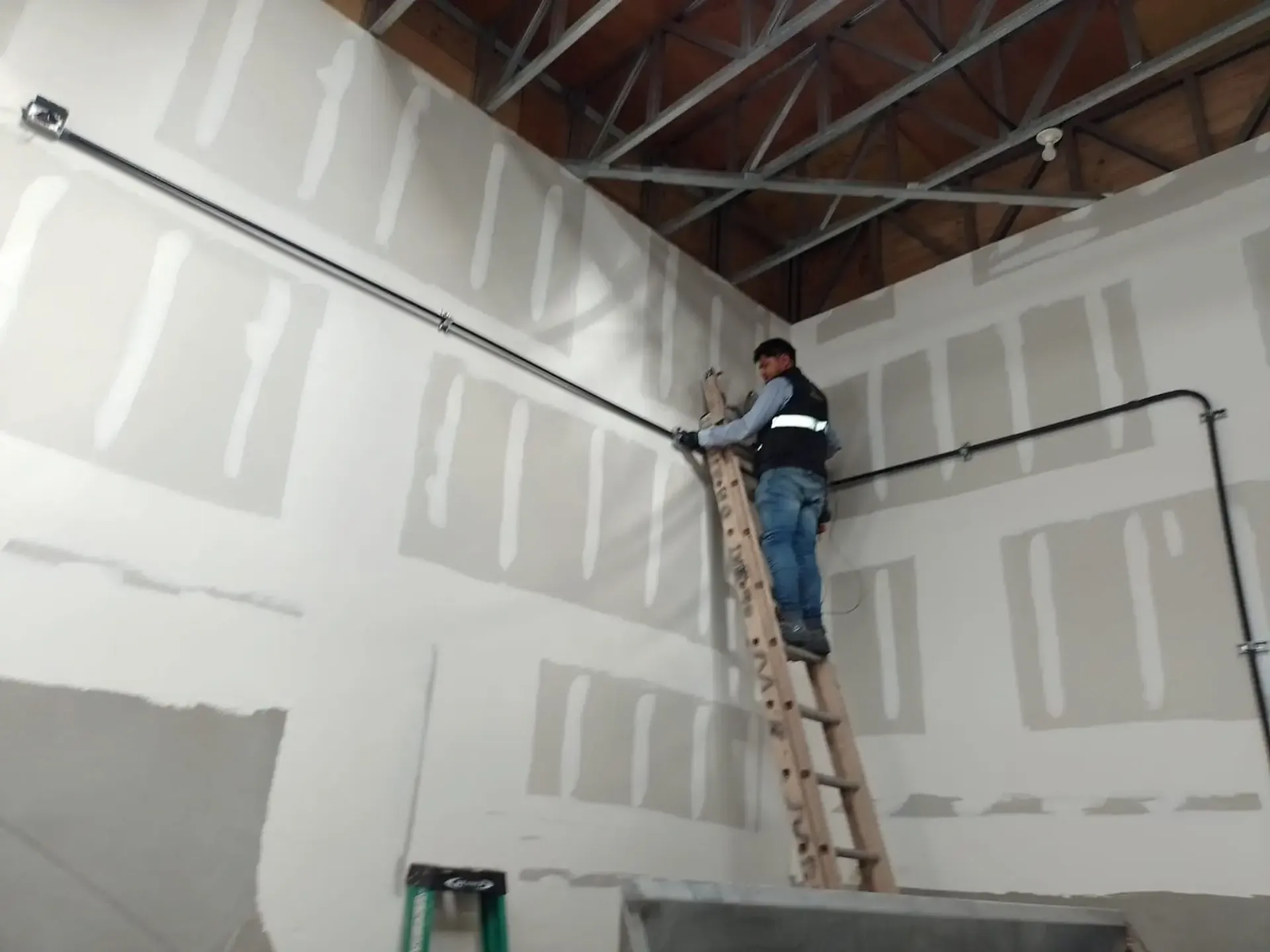 Instalaciones eléctricas seguras y reparación de fallas o cortocircuitos.